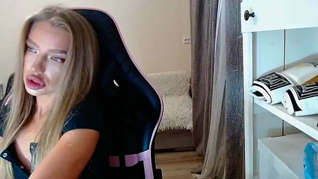 lonely dreamm online show from December 2024 06:47:01 AM