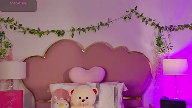 NahiaraReina online show from July 2026 01:19:01 PM