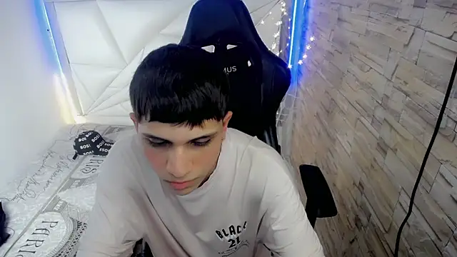 Brayan lopezz online show from December 2024 05:55:01 PM