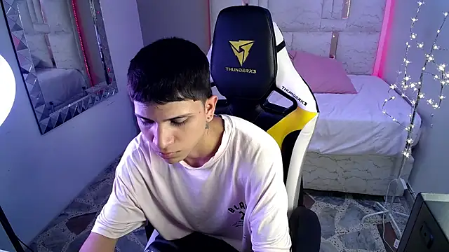 Brayan lopezz online show from January 2025 04:27:01 PM