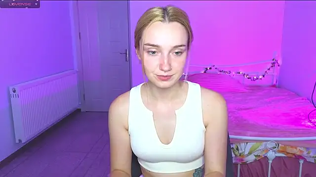 Snapshot of Wild_Sophie_ chatting on September 2025 06:33:02 PM Wild Sophie online show from September 2025 06:33:02 PM