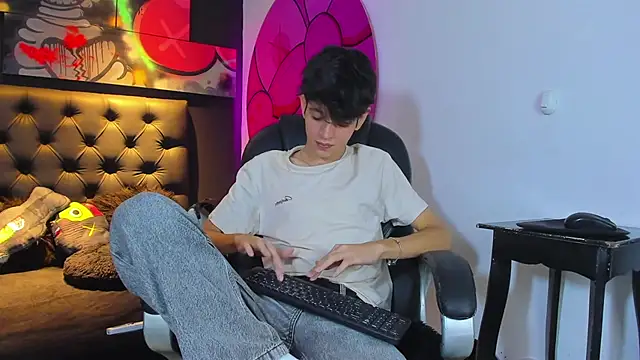 Snapshot of KLAUS_SUNRISE_XX chatting on October 2025 06:58:02 AM KLAUS SUNRISE XX online show from October 2025 06:58:02 AM