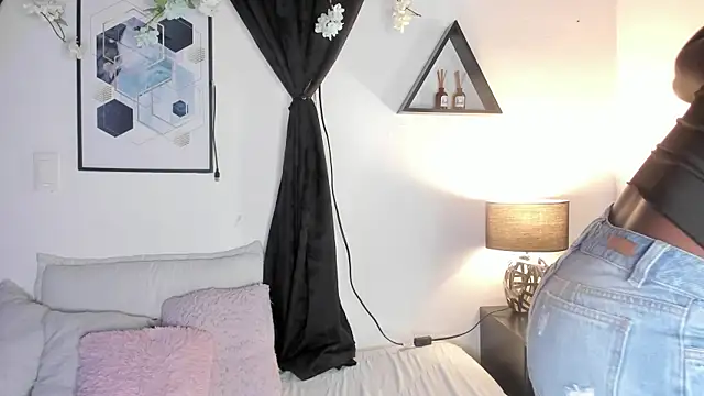 Khenta Michells online show from April 2026 10:26:01 AM