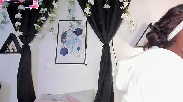 Snapshot of Khenta_Michells chatting on May 2026 10:34:02 AM Khenta Michells online show from May 2026 10:34:02 AM