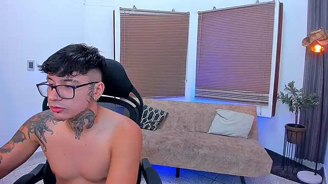Snapshot of Party_guyssex chatting on October 2025 08:33:01 PM Party guyssex online show from October 2025 08:33:01 PM