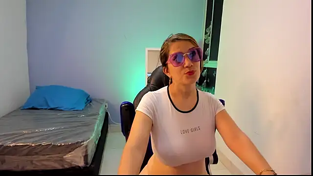 Snapshot of gwen_ashly chatting on February 2025 06:53:01 PM gwen ashly online show from February 2025 06:53:01 PM