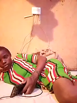 QUEEN-NAIMA online show from October 2025 04:00:01 PM