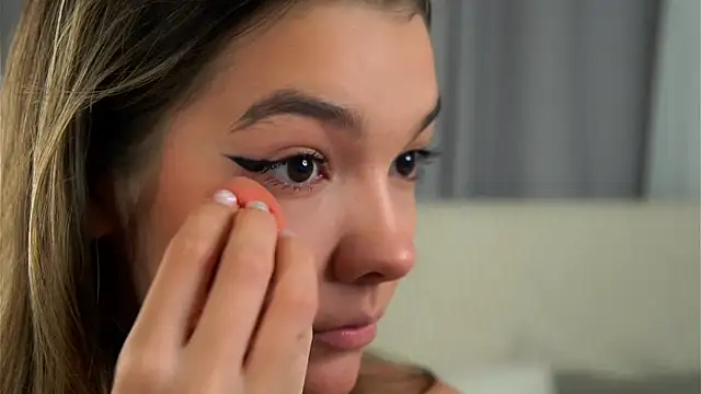 VeronaAppleberry online show from September 2025 01:11:02 PM