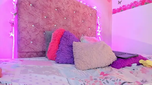 Snapshot of Bella__sweet chatting on January 2025 12:44:02 AM Bella sweet online show from January 2025 12:44:02 AM