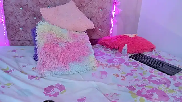 Snapshot of Bella__sweet chatting on January 2025 09:39:02 PM Bella sweet online show from January 2025 09:39:02 PM