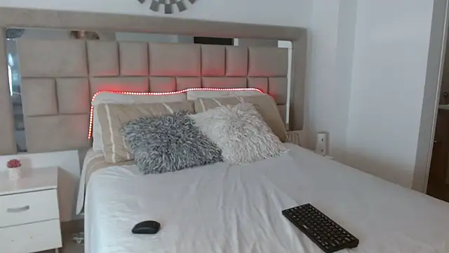 zoecruzz online show from December 2024 05:11:01 PM