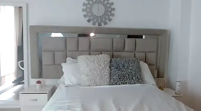 zoecruzz online show from December 2024 02:17:02 PM