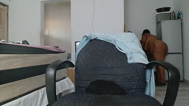 Snapshot of Hugetittiesxx2 chatting on October 2025 03:40:01 AM Hugetittiesxx2 online show from October 2025 03:40:01 AM