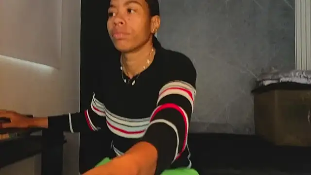 Snapshot of YummyDuooo chatting on October 2025 12:57:02 PM YummyDuooo online show from October 2025 12:57:02 PM