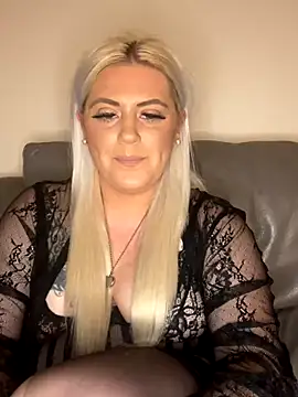 Snapshot of Blondiee3088 chatting on December 2024 06:28:02 PM Blondiee3088 online show from December 2024 06:28:02 PM