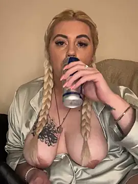 Snapshot of Blondiee3088 chatting on February 2025 04:47:02 PM Blondiee3088 online show from February 2025 04:47:02 PM