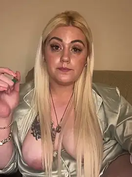 Snapshot of Blondiee3088 chatting on February 2025 09:01:01 PM Blondiee3088 online show from February 2025 09:01:01 PM