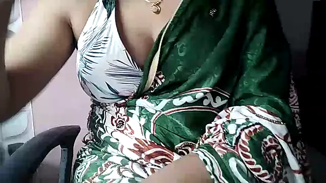 Snapshot of karishma chatting on February 2025 04:20:02 PM karishma online show from February 2025 04:20:02 PM