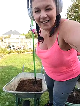 Snapshot of 420Curvybabe chatting on October 2025 02:25:01 PM 420Curvybabe online show from October 2025 02:25:01 PM