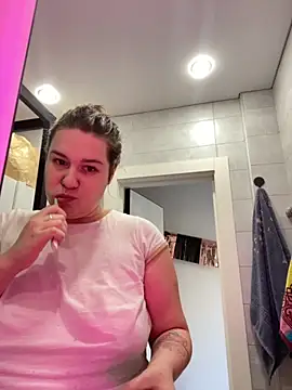 Snapshot of SuzieMurray chatting on October 2025 10:38:02 AM SuzieMurray online show from October 2025 10:38:02 AM