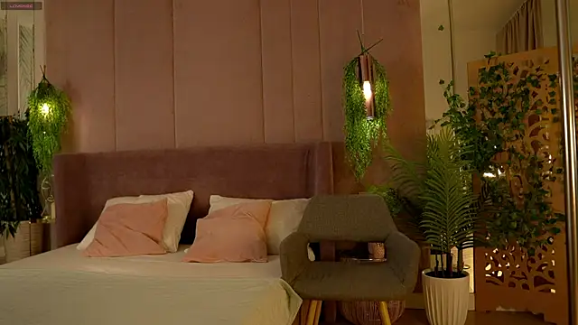 Smiley Mia online show from November 2025 05:07:01 AM