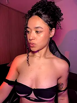 Snapshot of Crystal_Dluna chatting on November 2025 05:01:02 PM Crystal Dluna online show from November 2025 05:01:02 PM