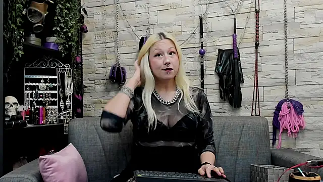 Snapshot of CruelMistress chatting on October 2025 09:13:02 PM CruelMistress online show from October 2025 09:13:02 PM