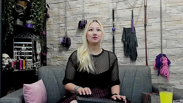 Snapshot of CruelMistress chatting on October 2025 09:48:02 PM CruelMistress online show from October 2025 09:48:02 PM