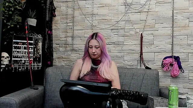 Snapshot of CruelMistress chatting on June 2026 12:33:01 AM CruelMistress online show from June 2026 12:33:01 AM