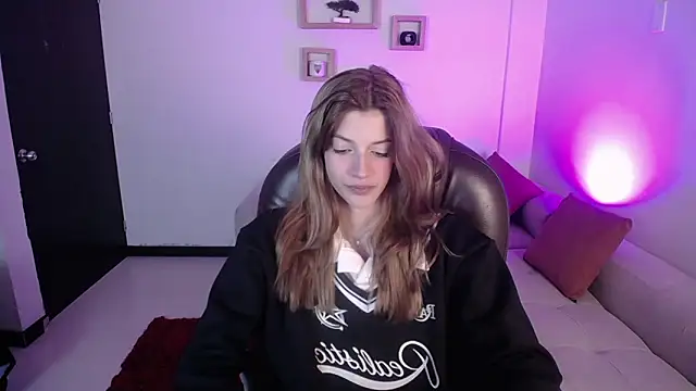 Nora Vennucci online show from December 2024 07:53:02 PM