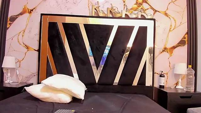 KarinaSimonz online show from February 2026 07:18:01 PM