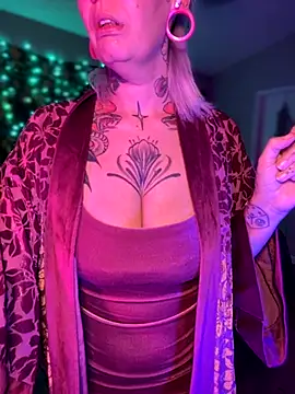 Snapshot of GoldieBakeman chatting on November 2025 08:07:01 PM GoldieBakeman online show from November 2025 08:07:01 PM