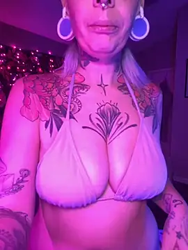 Snapshot of GoldieBakeman chatting on November 2025 05:45:01 PM GoldieBakeman online show from November 2025 05:45:01 PM