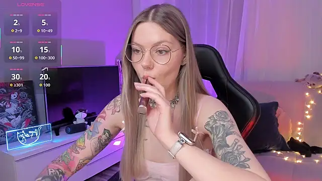 Marta May  online show from October 2025 05:23:02 PM