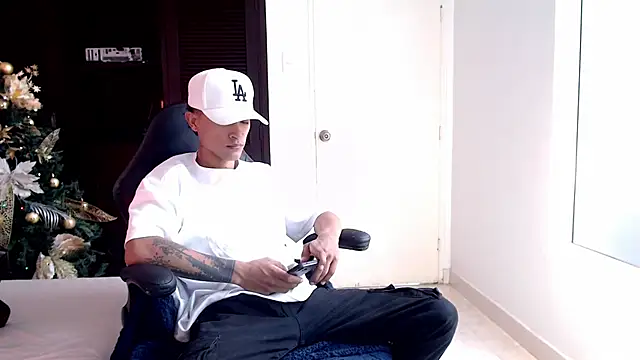 Snapshot of Edward_Milleer chatting on December 2024 02:55:01 PM Edward Milleer online show from December 2024 02:55:01 PM