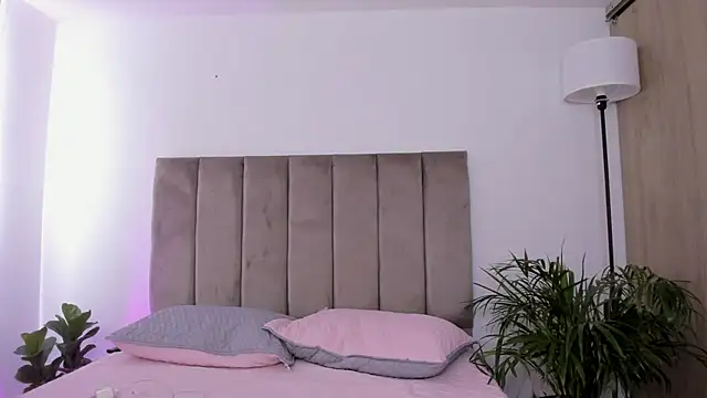 Niicoleta online show from October 2025 06:09:01 PM