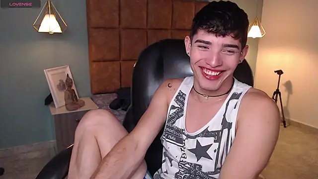 AlejooTwink online show from February 2025 09:52:01 PM