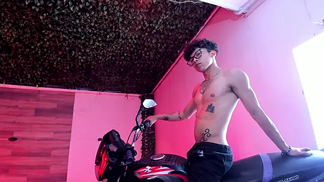 AkazaBoy  online show from December 2024 07:18:02 AM