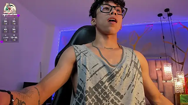 AkazaBoy  online show from December 2024 07:40:01 PM