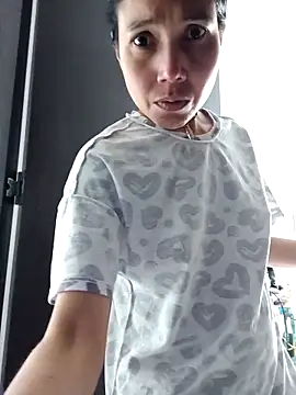 KimPielCanela online show from October 2025 04:26:02 PM