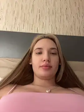 Holly Molii online show from May 2026 03:25:01 AM