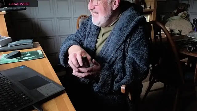 Adamdaddybear online show from October 2025 07:31:02 AM