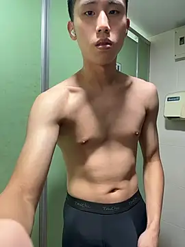 Snapshot of Benson18y chatting on November 2025 06:28:01 PM Benson18y online show from November 2025 06:28:01 PM