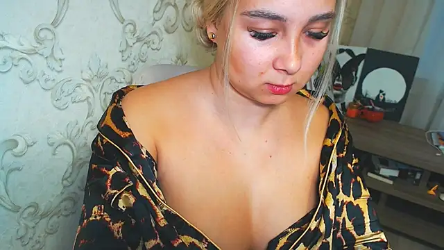 Snapshot of DolphinDreams chatting on November 2025 12:38:02 PM DolphinDreams online show from November 2025 12:38:02 PM