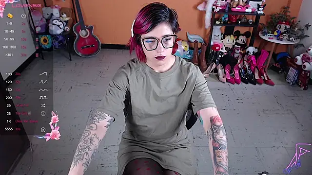 Snapshot of MissMiia2 chatting on December 2024 01:00:02 PM MissMiia2 online show from December 2024 01:00:02 PM