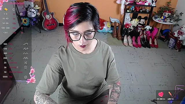Snapshot of MissMiia2 chatting on December 2024 11:42:02 PM MissMiia2 online show from December 2024 11:42:02 PM