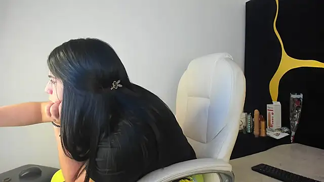 Snapshot of Criistaal_ chatting on March 2025 05:22:02 AM Criistaal  online show from March 2025 05:22:02 AM