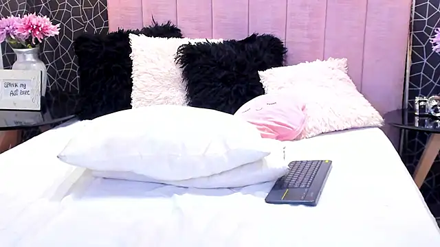 Snapshot of Violet_Grace chatting on January 2025 08:37:02 PM Violet Grace online show from January 2025 08:37:02 PM