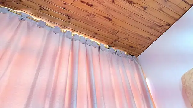 Naia x online show from September 2025 07:47:01 PM