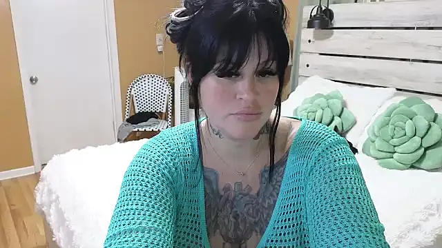 Snapshot of TexasTattooedHouseWife chatting on May 2026 03:06:01 PM TexasTattooedHouseWife online show from May 2026 03:06:01 PM